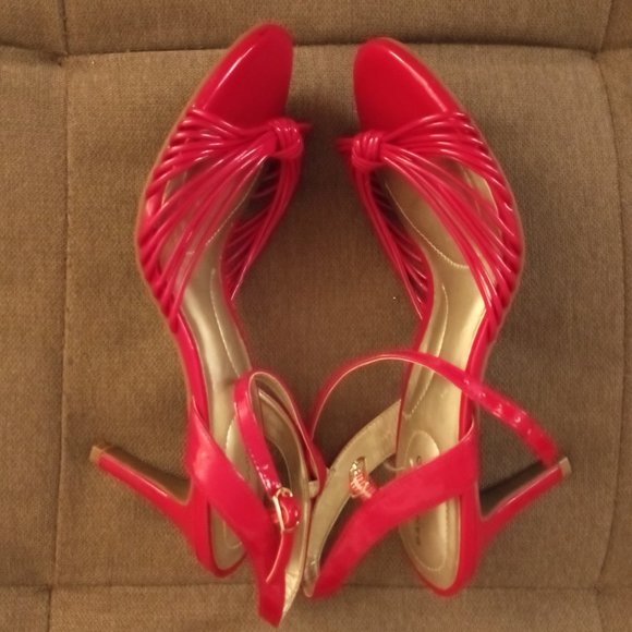 BANDOLINO  Women's Kitten Heel Open Toe Ankle Strap Sandal - Color Pinkish Red - Picture 2 of 4